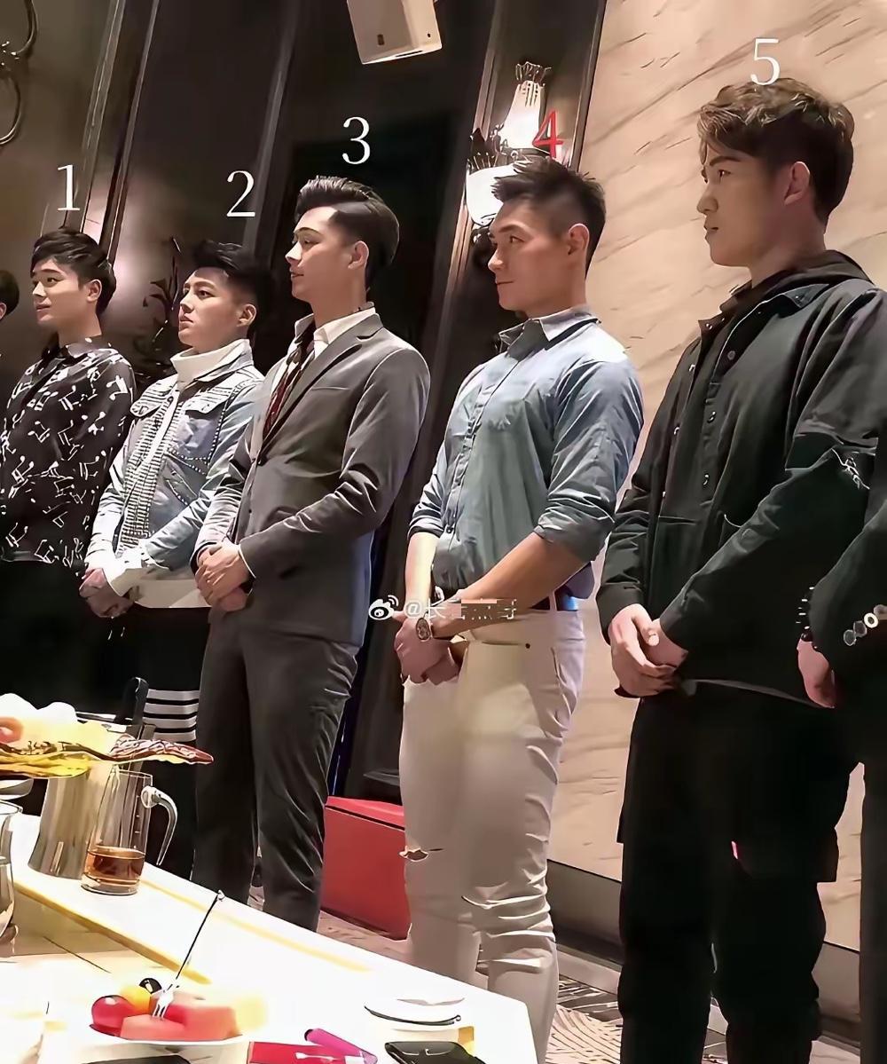 帅哥的标准是什么？如果去了KTV，女生最喜欢哪一款，估计点4号的多，有男子汉味道
