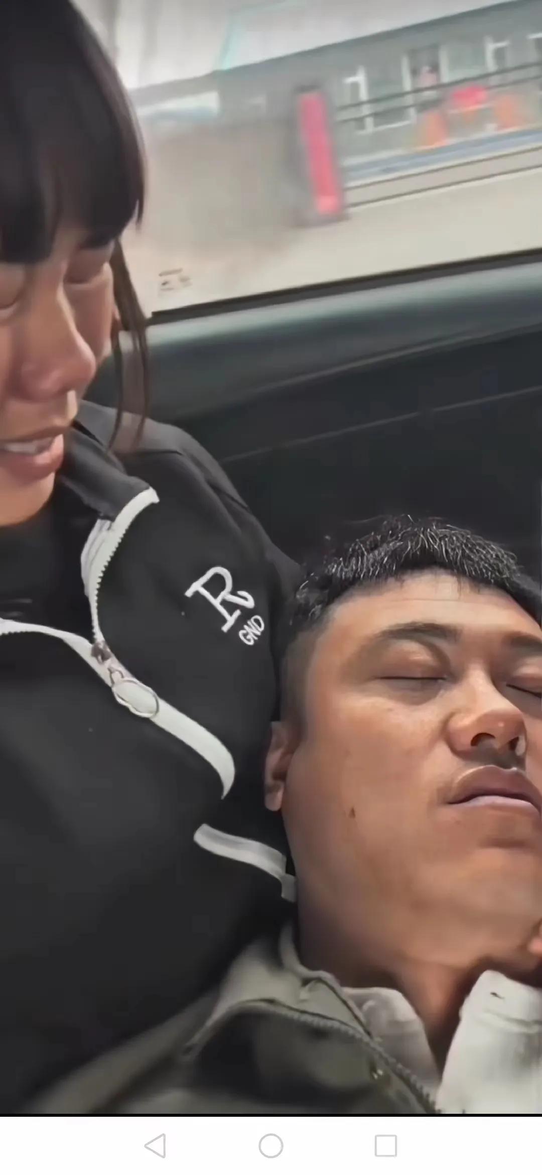 夫妻本是同林鸟，大难临头各自飞。男子身患不治之症，妻子丢下两个年幼的孩子不知所踪