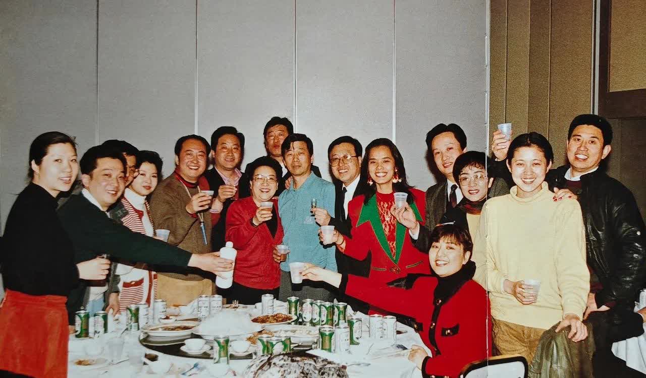 1992年“艺术家”们聚餐的珍贵合影。左起:张暴默、郁钧剑、董文华、曹勇