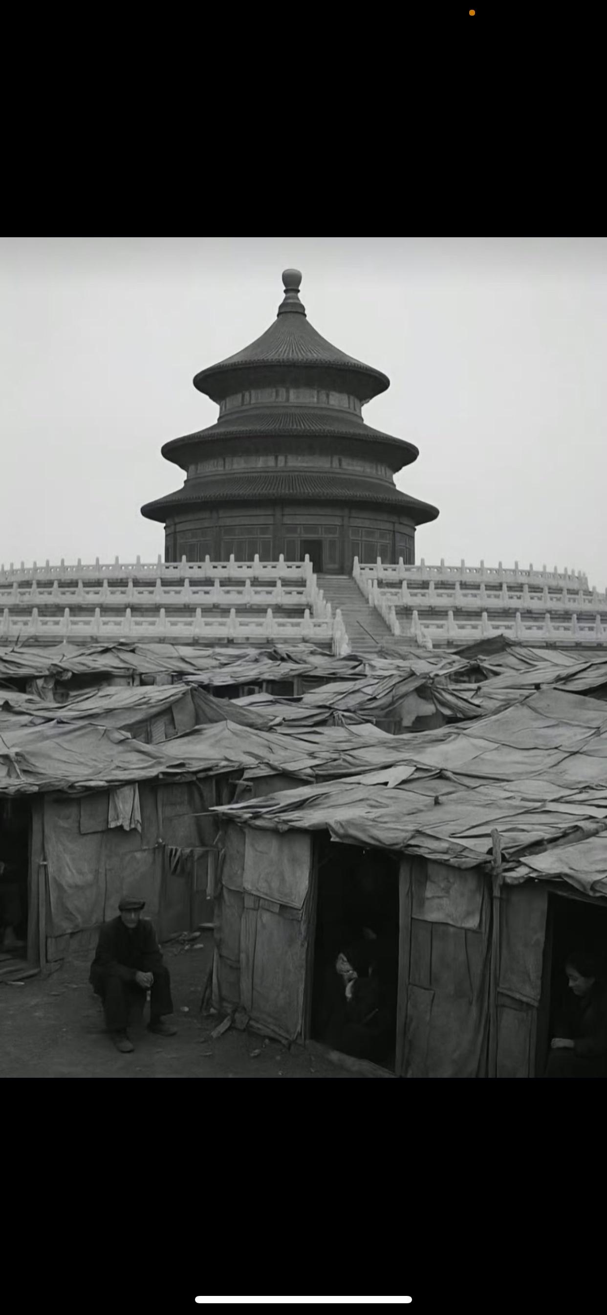 大人们可没孩子们这般轻松。他们紧皱着眉头，时刻关注着地震的消息，担心着还会不会有