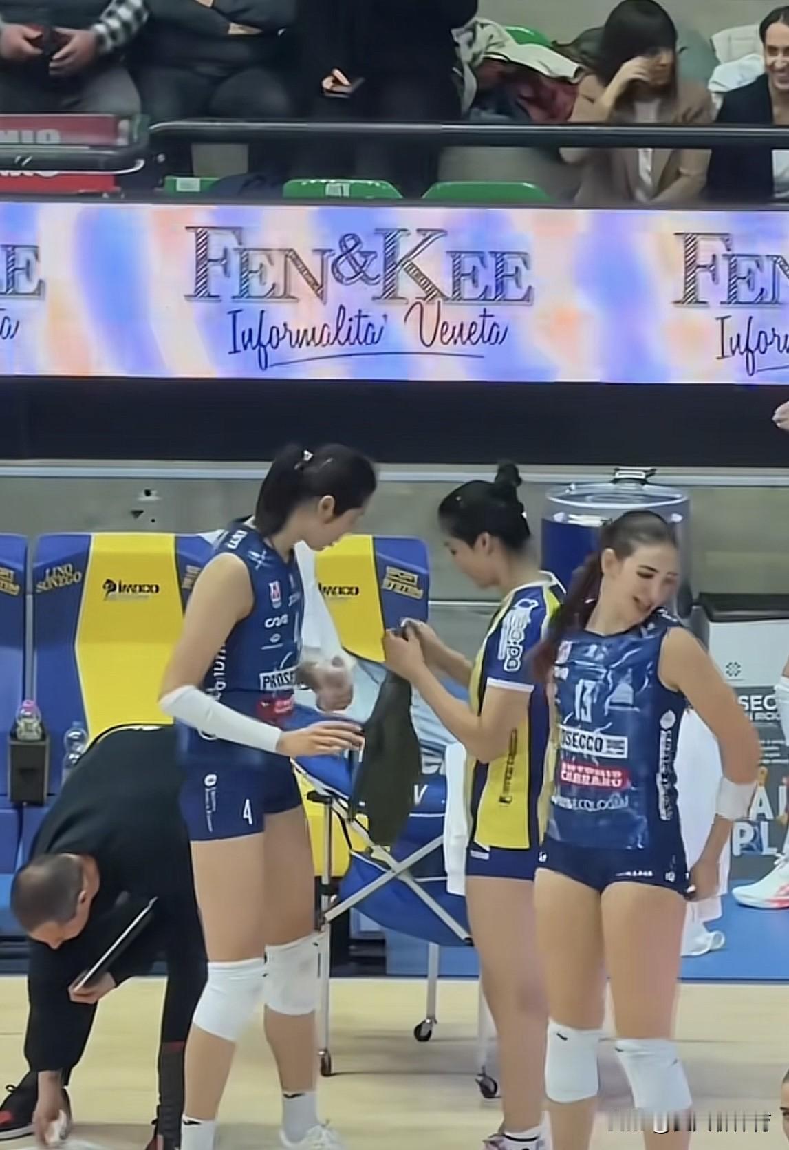 终于看到朱婷和庄宇珊在意大利的同框互动了[哭哭]！庄宇珊真的很懂人情事故啊，再加