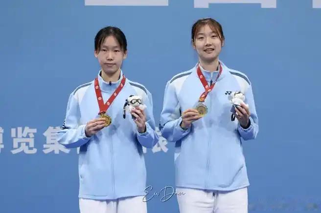 国羽女双小将真的带来大惊喜了！[赞][加油]两位小将从资格赛一路杀进决赛，妥妥