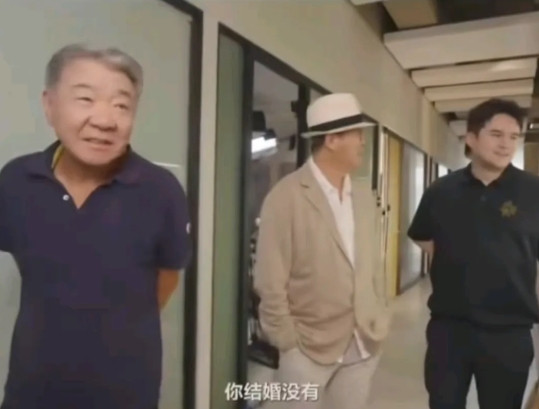 哈哈哈！曹译文导演还没结婚，笑死在评论区了，有人说译文没结婚，她们还有站到肖战旁