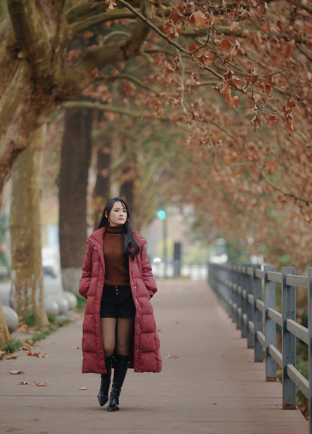 秋日漫步，暖阳洒落，红衣少女与落叶共舞。秋日少女照