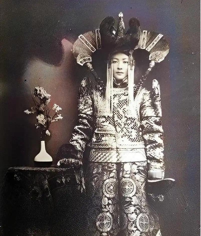 1938年斯大林下令处决了外蒙古的末代皇后，在执行死刑前，皇后格嫩皮勒展现出与众