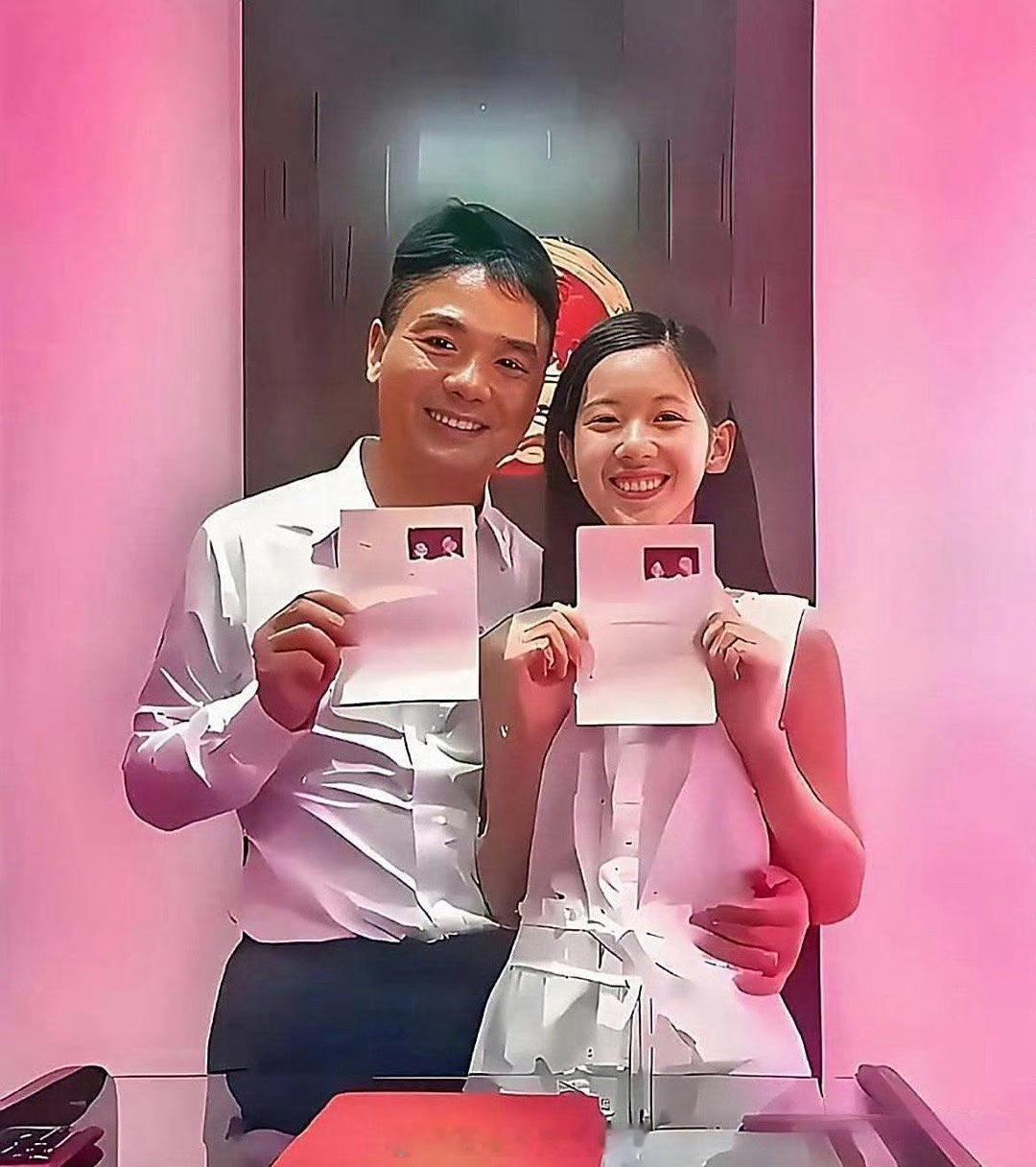 这是刘强东和章泽天领证后拍的合照，当时刘强东41岁，章泽天还差一个月满22岁