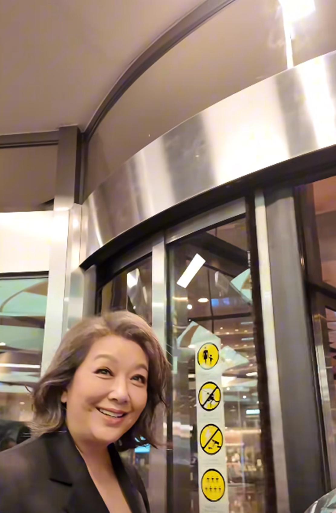 年轻时有着“国民女神”称呼的江珊，如今58岁现身活动的她胖到150斤的身材直接打