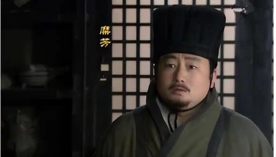 东汉末年的成都宫门外，公元220年的寒风中，石柱上捆绑着的糜芳早已气息奄奄。胸