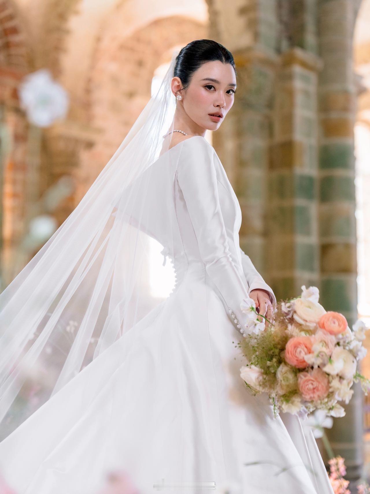 奚梦瑶答谢宴穿同一件婚纱奚梦瑶答谢宴穿了法国婚礼同一件婚纱没想到答谢宴穿的是法