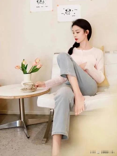 陈瑶可爱的容颜太美了，玉足更是一绝，大家喜欢吗？