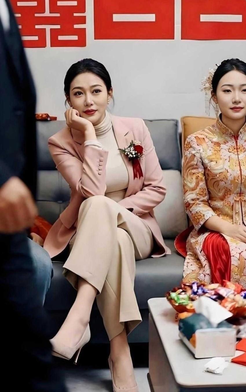 婚礼现场，感觉丈母娘比新娘还抢风头，目光全被丈母娘吸引过去了。