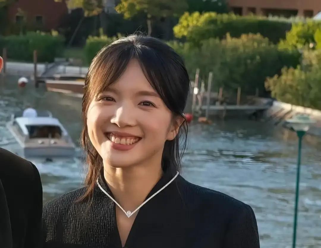 花天价弄来的行头就一定好看吗？看看李思潼在威尼斯红毯的生图，估计她自己都憋屈。死贵的Dior黑西装，