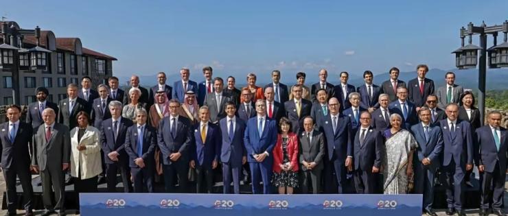 G20财长会全家福刚流出，站位排布立刻在全网炸开了锅！日本两名代表稳坐核心C位紧