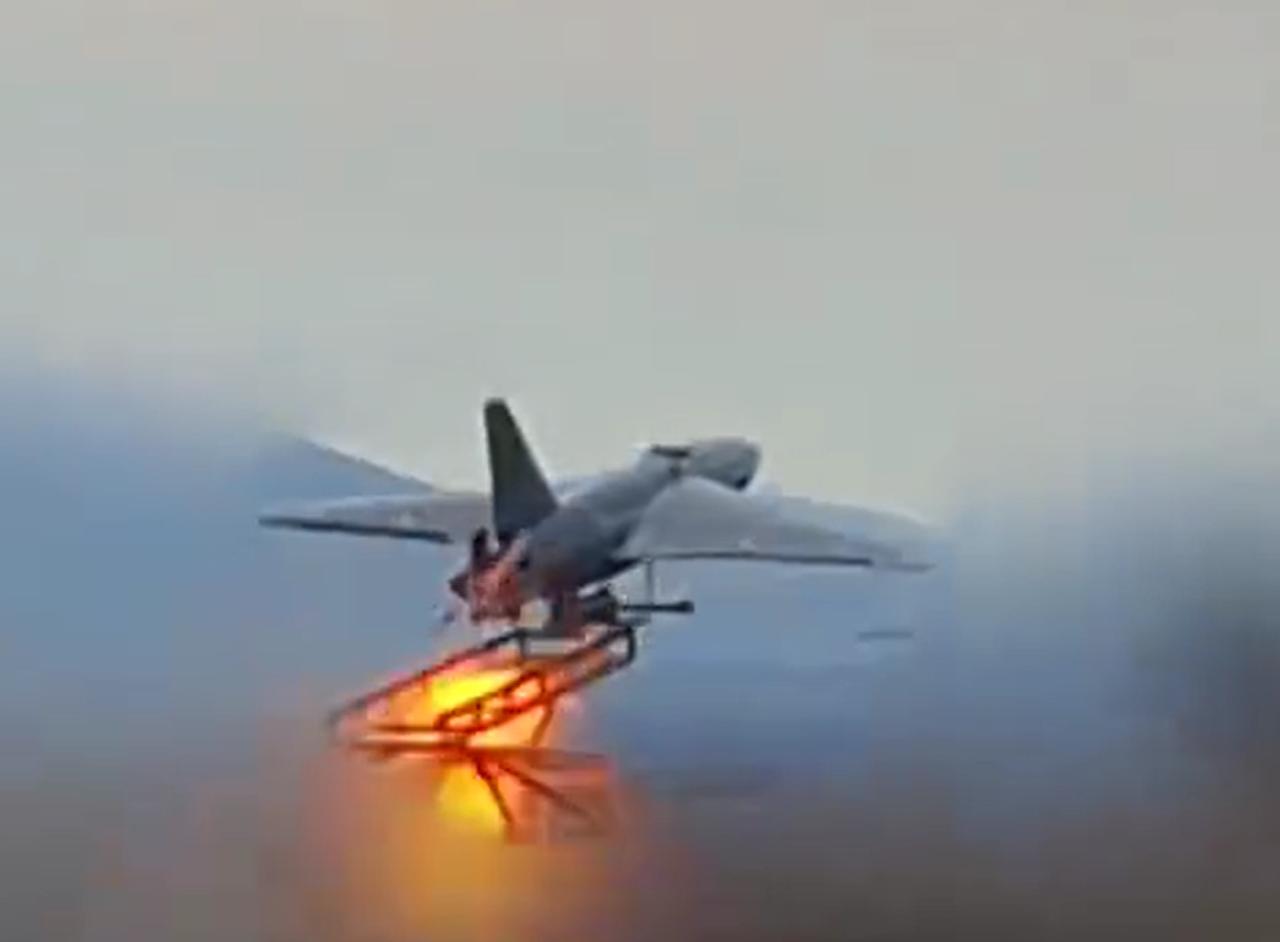 伊朗怎么越大越富裕了！原来之前的小摩托，只是为了消耗美以的防空导弹。等美以的