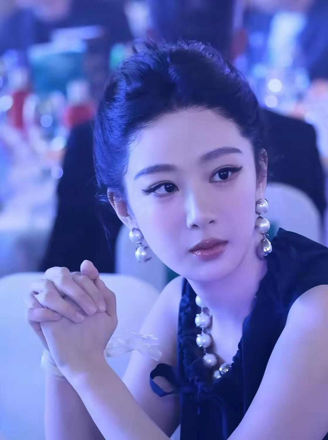 我朋友在上海见到杨紫，回来说了个大实话，她说别再叫杨紫大美女了，你是不知道，