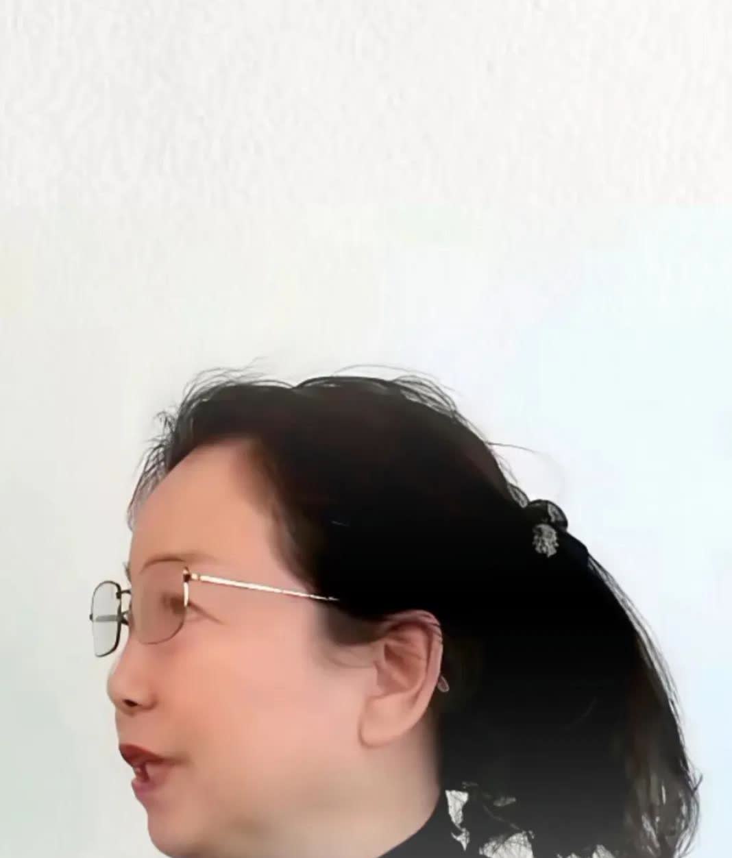 昨天大娘那眼睛，气得都变成祖传翡翠绿了，只要许妈的身影在屏幕上一晃悠，大娘的血压