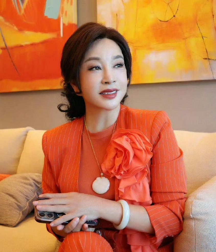 刚刚查了一下刘晓庆不查不知道，一查才明白。那些大老板为啥喜欢她，是因为她对