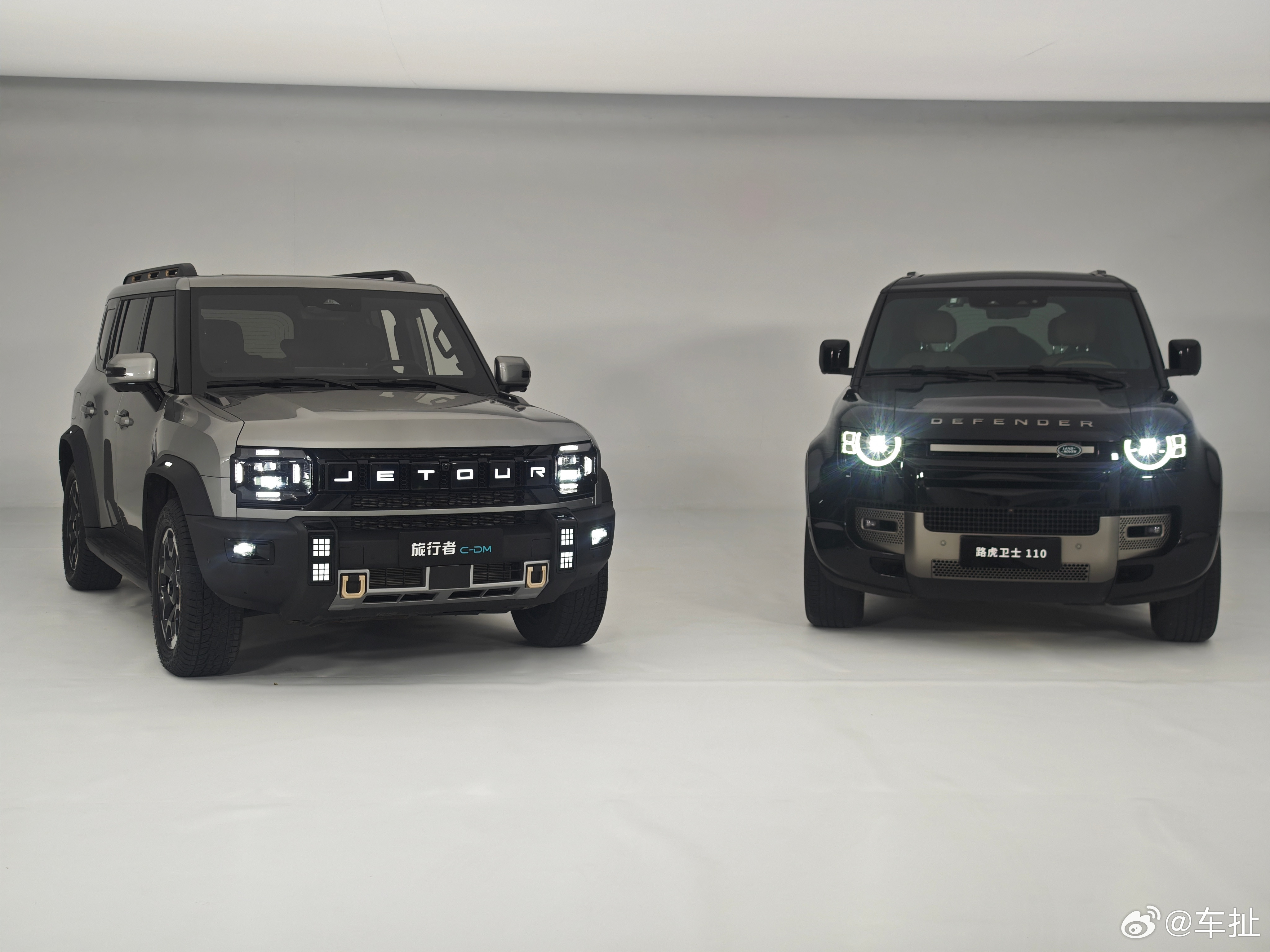 捷途旅行者C-DM，官方称作“电混小卫士”。别说，两台车放一起，旅行者气势还真一