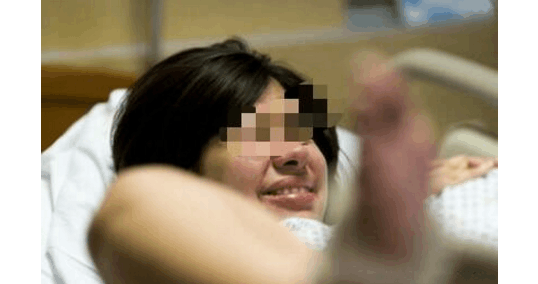 孕妈妈在顺产生孩子时用力过猛 男医生无辜躺枪