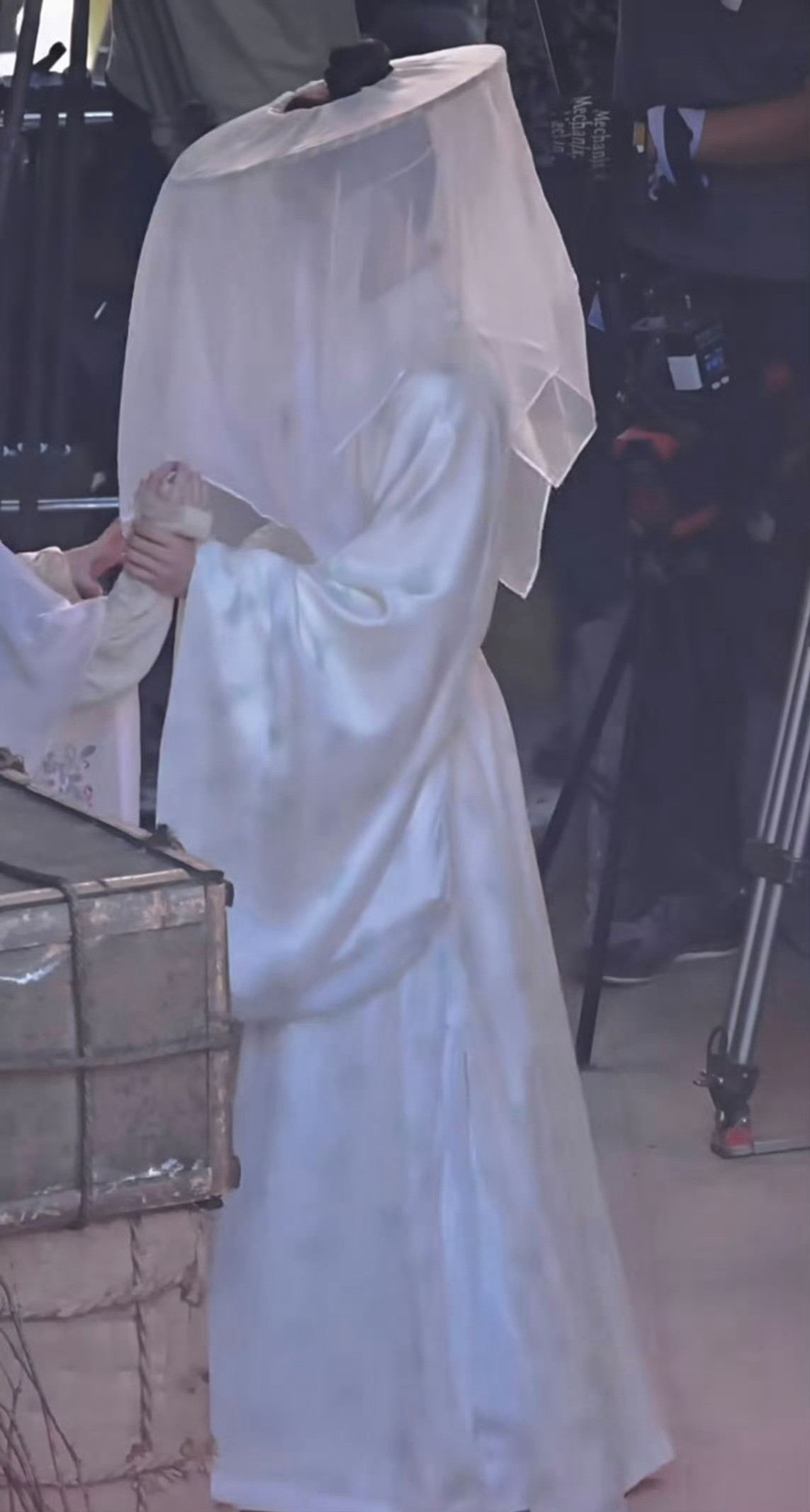 殷戈止在发光哎！这是仙男下凡！别说这服饰珠光质感真不错！🤩🤩🤩