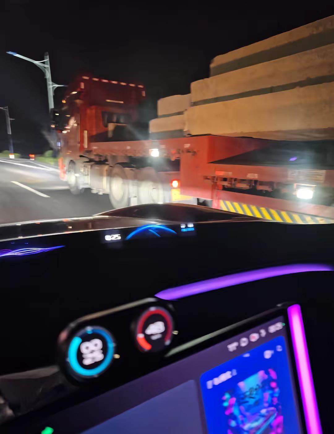 没有车牌，但是被我拍到了一张车牌皖CD0280，可以去哪里举报啊