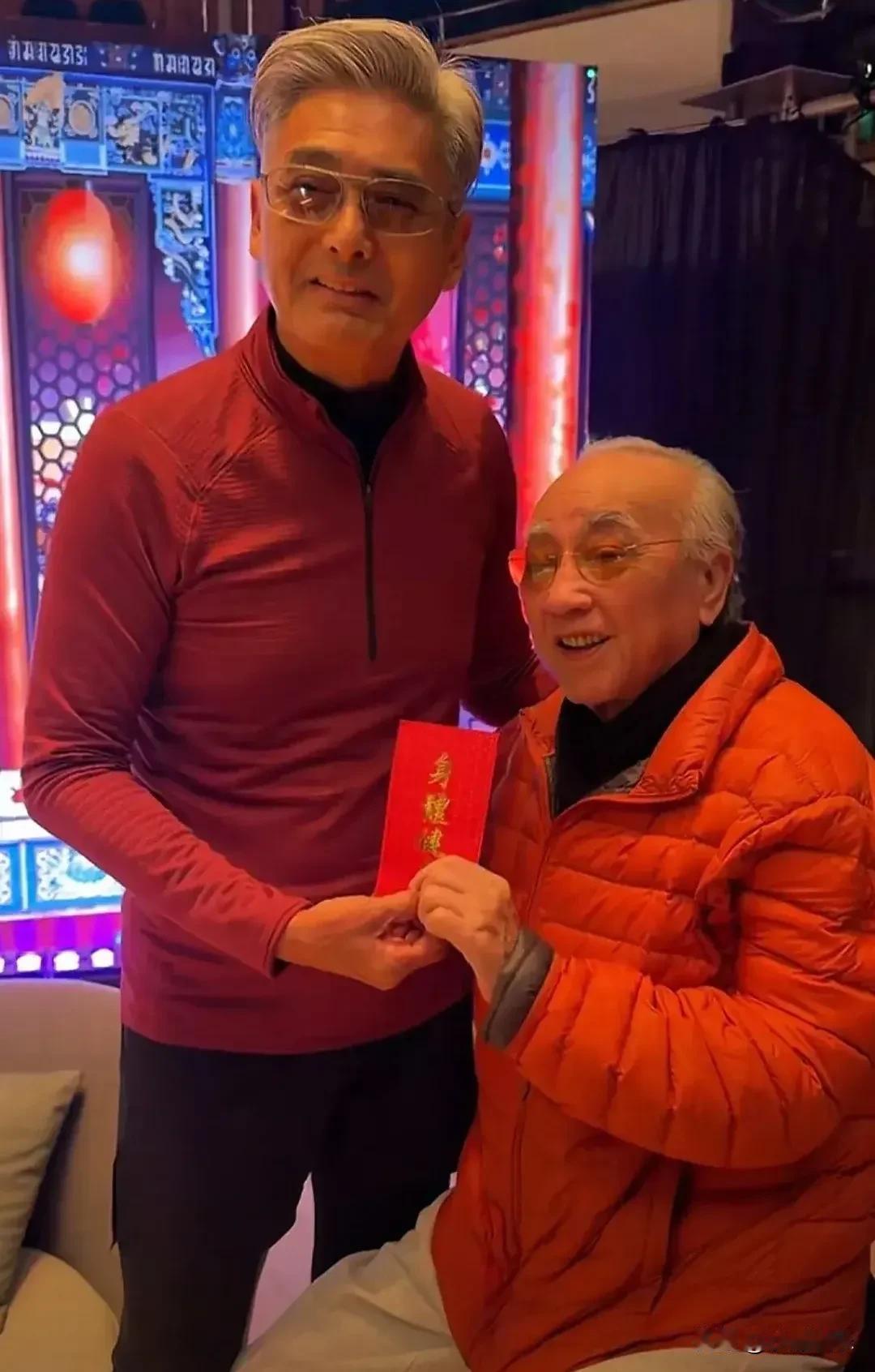 发哥这红包送得妙啊！84岁卢海鹏开唱，他提前探班塞红包，还说“一年唱一次就好”。