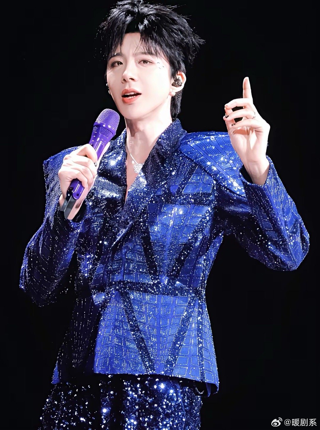 刘宇宁，掩饰不住的开心！3月15日，刘宇宁突然冲上热搜，在演唱会上，粉丝对他喊的