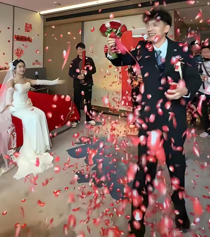 广西男子结婚接亲时竟然认错了新娘，男子兴冲冲开门接新娘，手捧鲜花越过新娘直奔伴娘