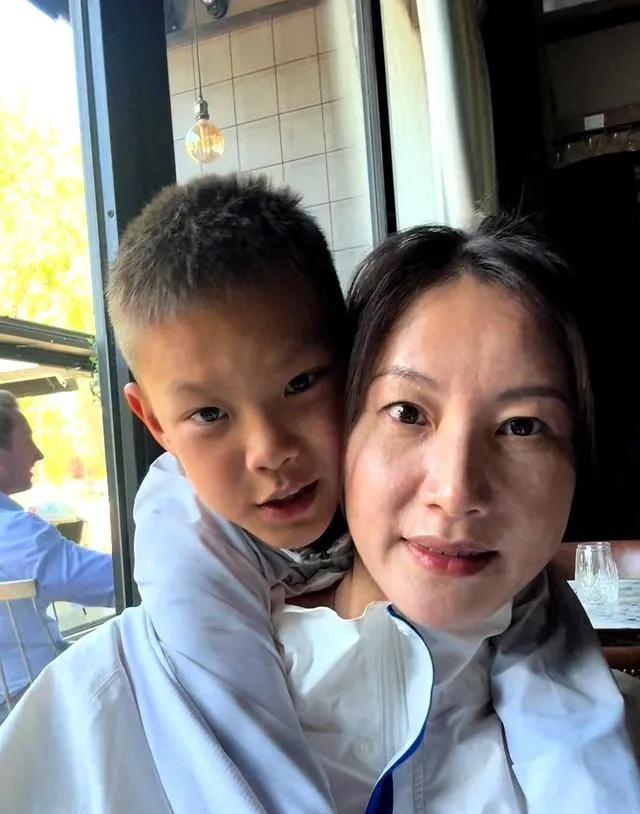 谢杏芳与儿子在欧洲停电中相互支持，展现温暖亲情与积极生活态度，小羽表现懂事、乐观