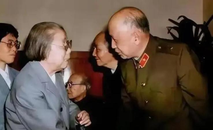 一次，钱学森对邓颖超说：“以后，我不能叫你邓大姐了，我得叫你老师。”邓颖超听完一