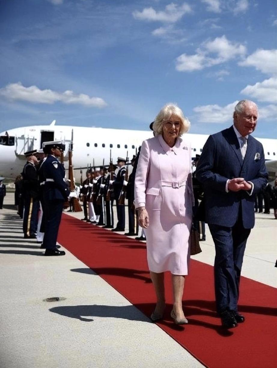 英国查尔斯国王夫妇和特朗普夫妇。随夫访问美国的卡米拉王后尽管已经77岁，还有一