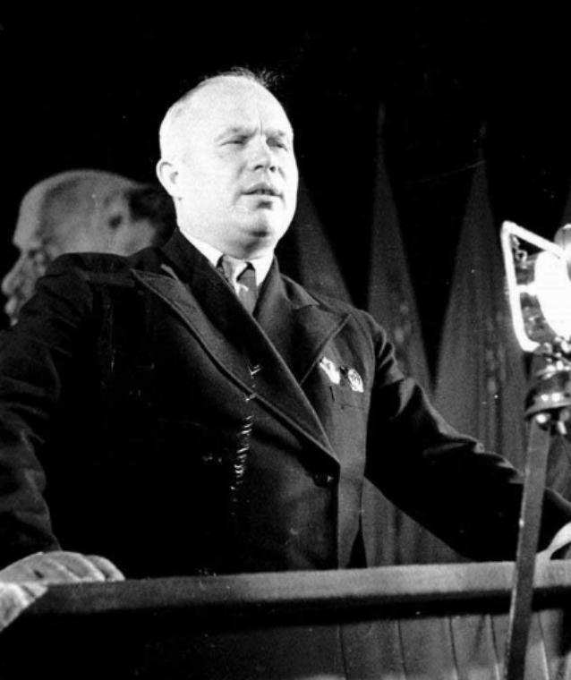 1943年，赫鲁晓夫儿子被判枪决，他为救儿子竟两次向斯大林下跪，尊严尽失。但最终