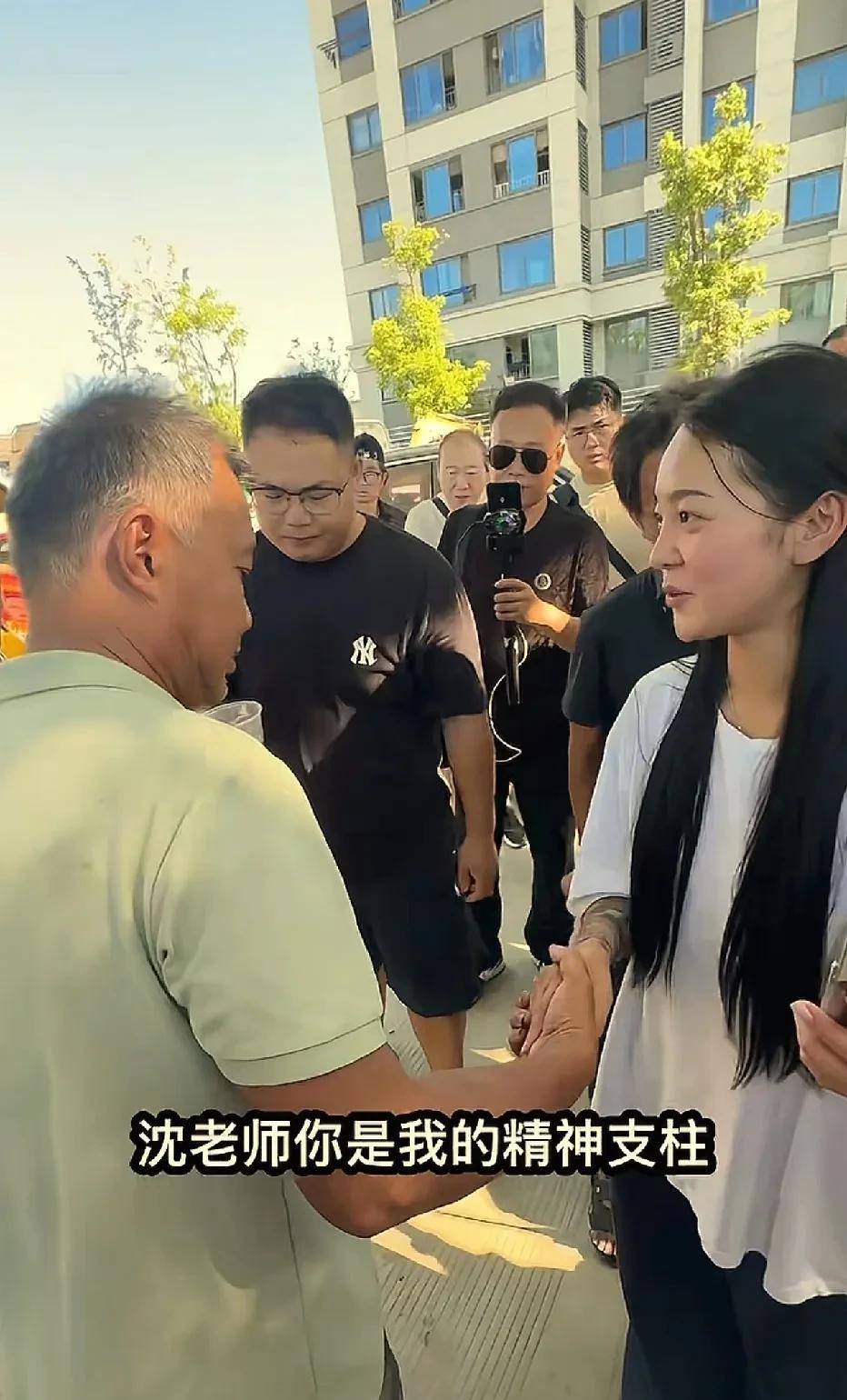 沈巍老师确实牛X！靠着自媒体时代红了起来！曾经流浪街头，因独特学识走红网络。从今