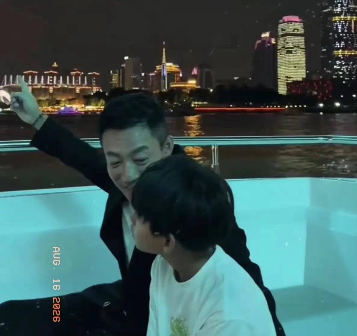 汪小菲的儿子汪希箖不知对眼前的这个爸爸满意不？自从有了小弟弟之后，他们的父爱被