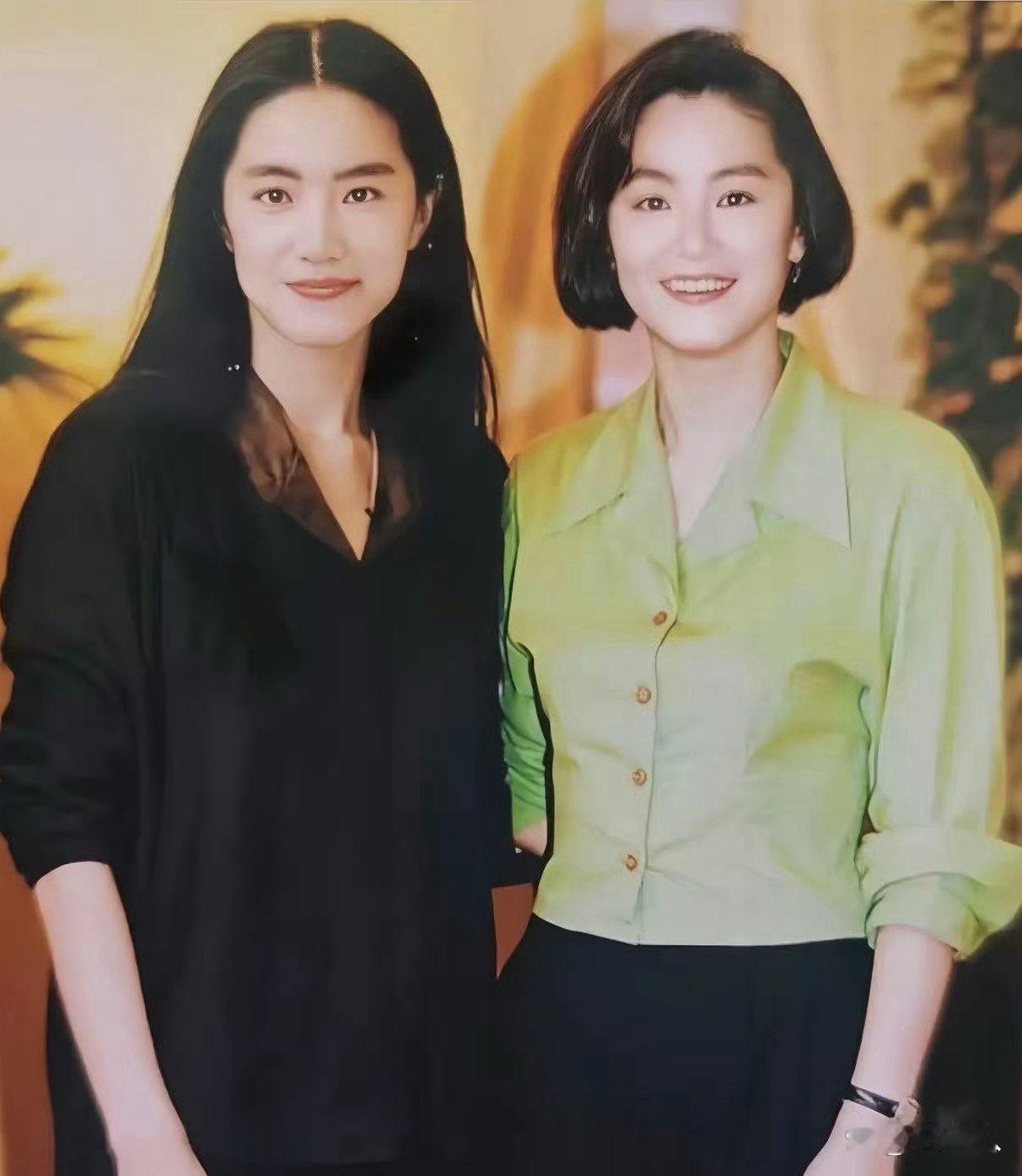 林青霞与昔日替身同框合影，两个人神态样貌相近，画面充满怀旧气息。