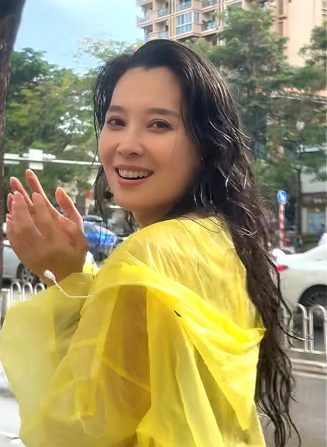 森林北真心是自带流量的，不用加汪峰女友的标签，只是去西双版纳洒水节嗨玩一小会，就