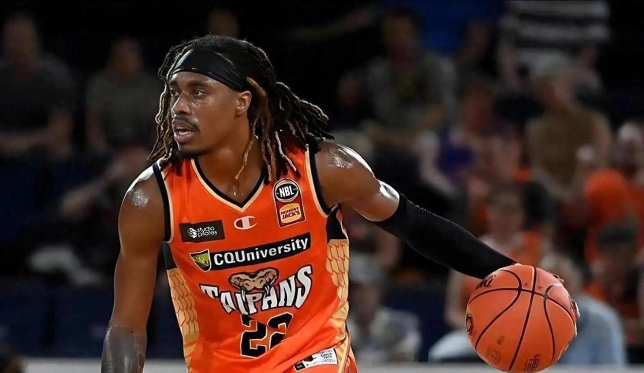 麦考尔激励广东男篮！在今天早上的踩场训练时，麦考尔不仅练得全身大汗，而且还时常