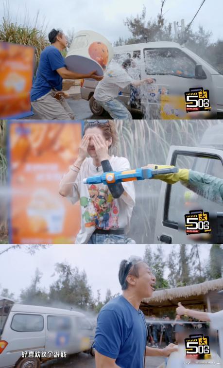 邓超拿水桶泼鹿晗哈哈哈哈哈五哈团的相处氛围轻松又热闹，彼此之间肆意开玩笑打闹，这
