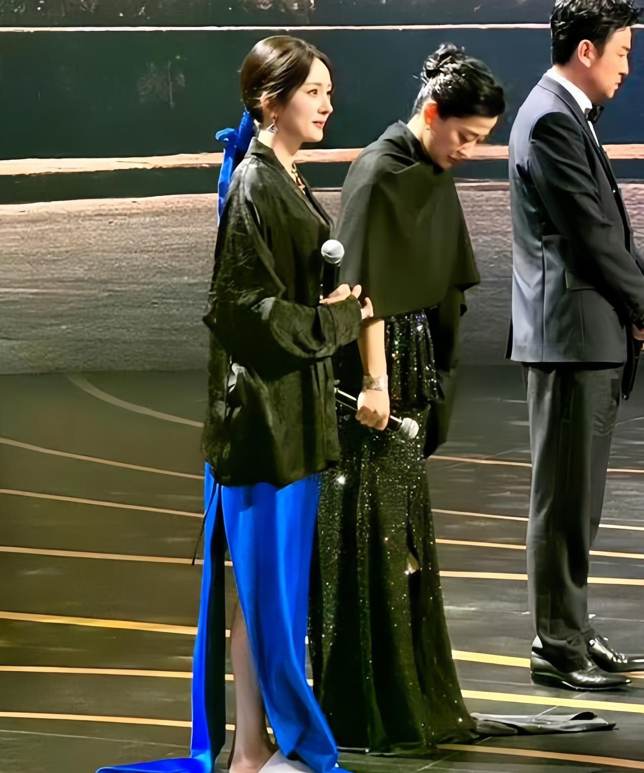 近日，《酱园弄》上海电影节开幕式彩排的画面，杨幂穿着酒店拖鞋就来了，哈哈。杨幂