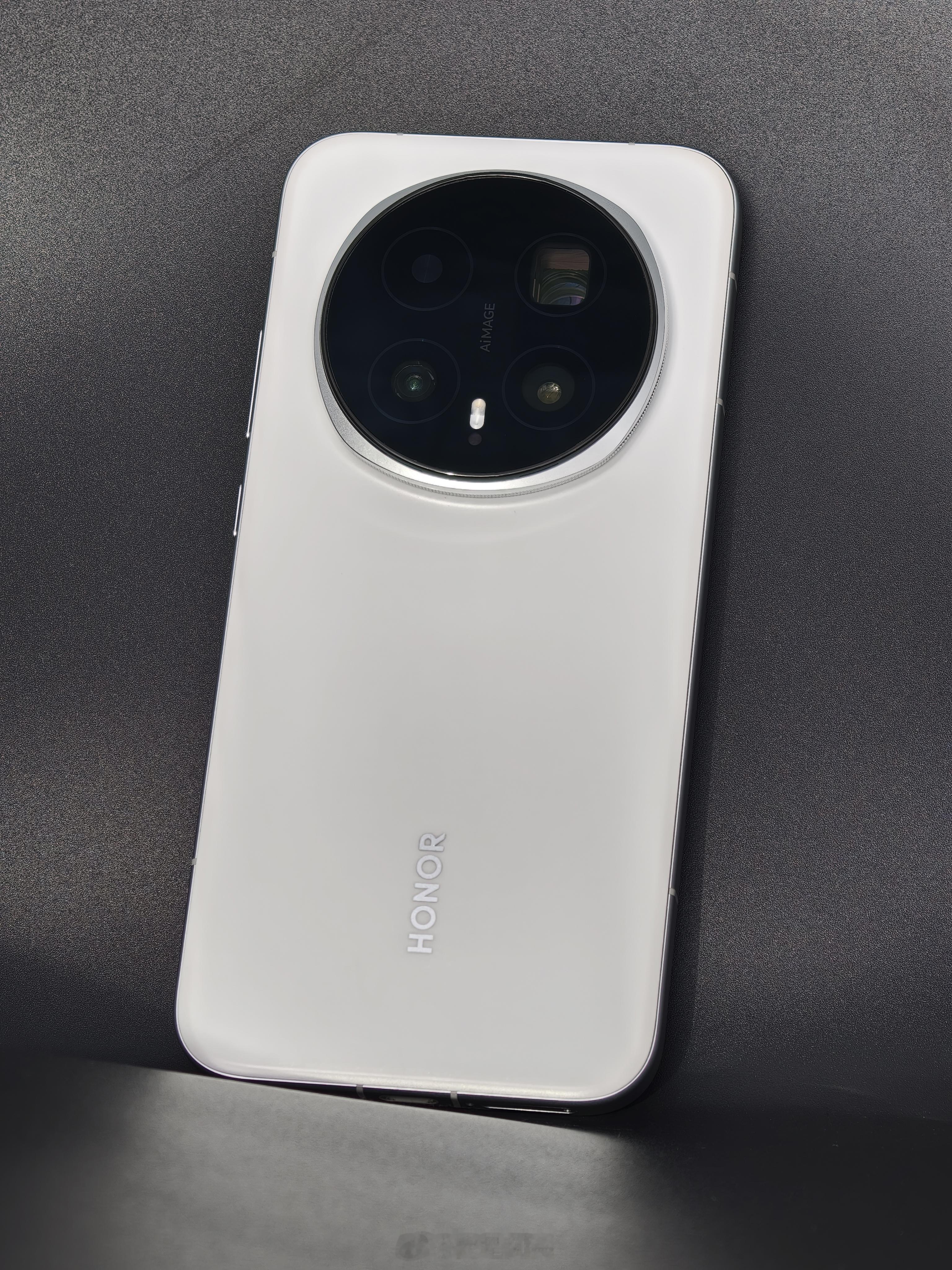 荣耀Magic8Pro雪域白，以极致纯粹的纯色美学，演绎旗舰新高度。其设计精髓