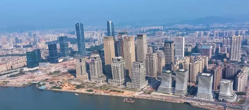 房子这摊子事儿要是稳不住，整个经济大盘子都容易晃悠。为啥大家现在不敢花钱？说白了