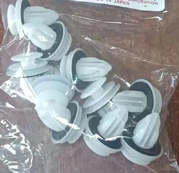 这是日本生产的塑料卡扣，用在车上的。一个售价五块钱，一袋十个就是五十块钱。如