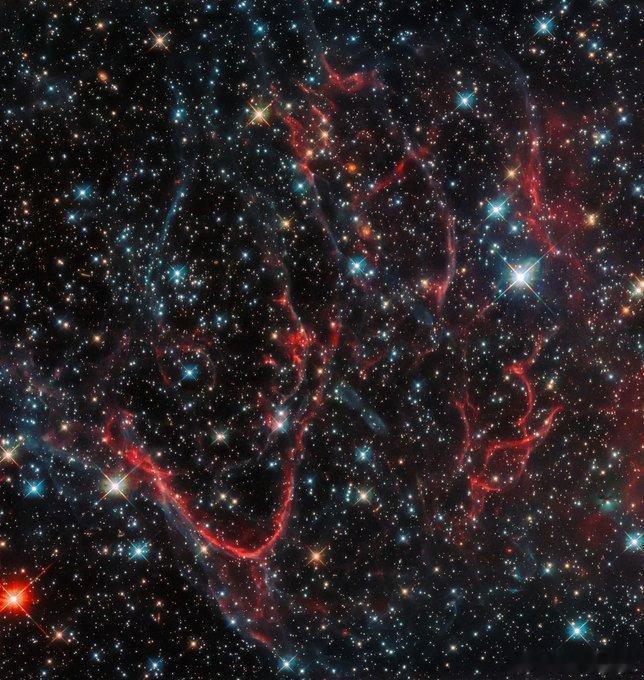 令人叹为观止的宇宙爆炸遗迹，位于大麦哲伦云深处的SNR0454-67.2的