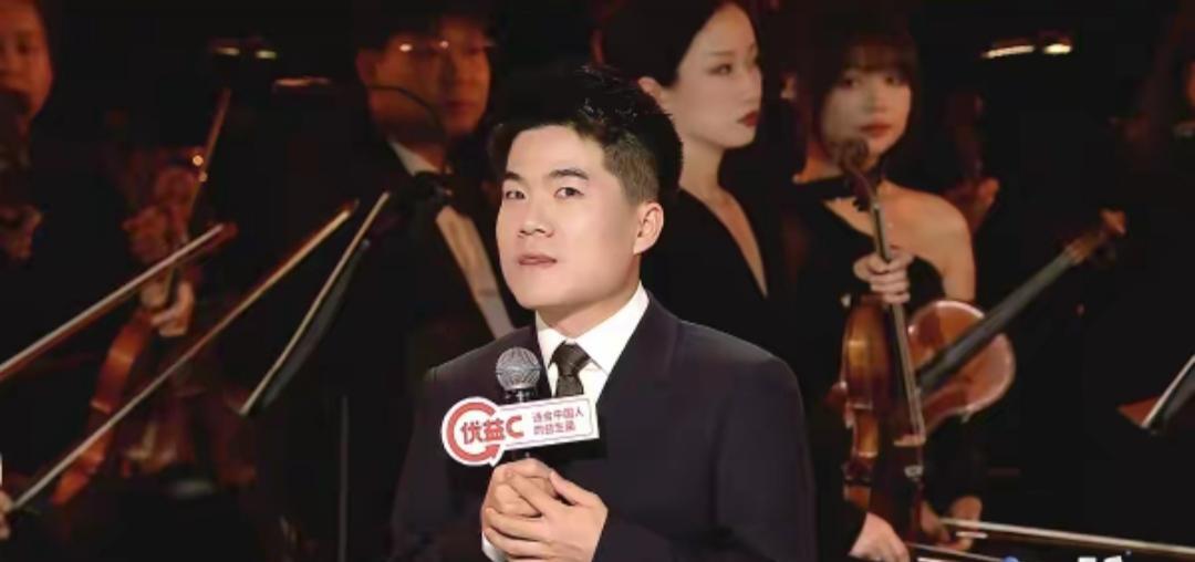 真相曝光：过去500多天，董宇辉张嘴说的每句话，都经过这个女人过滤。我们都被骗