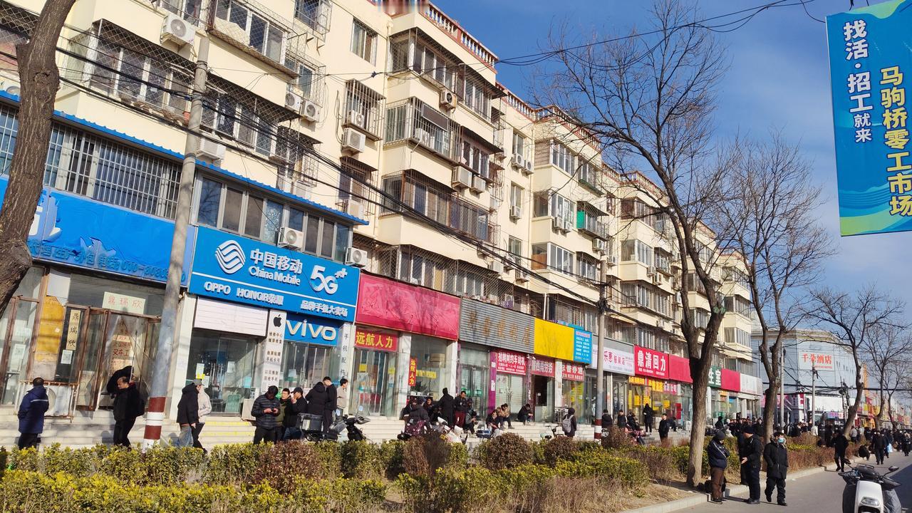 以前天冷时，马驹桥零工市场那叫一个惨。马路边、公园长椅，甚至厕所里，到处都是躺平