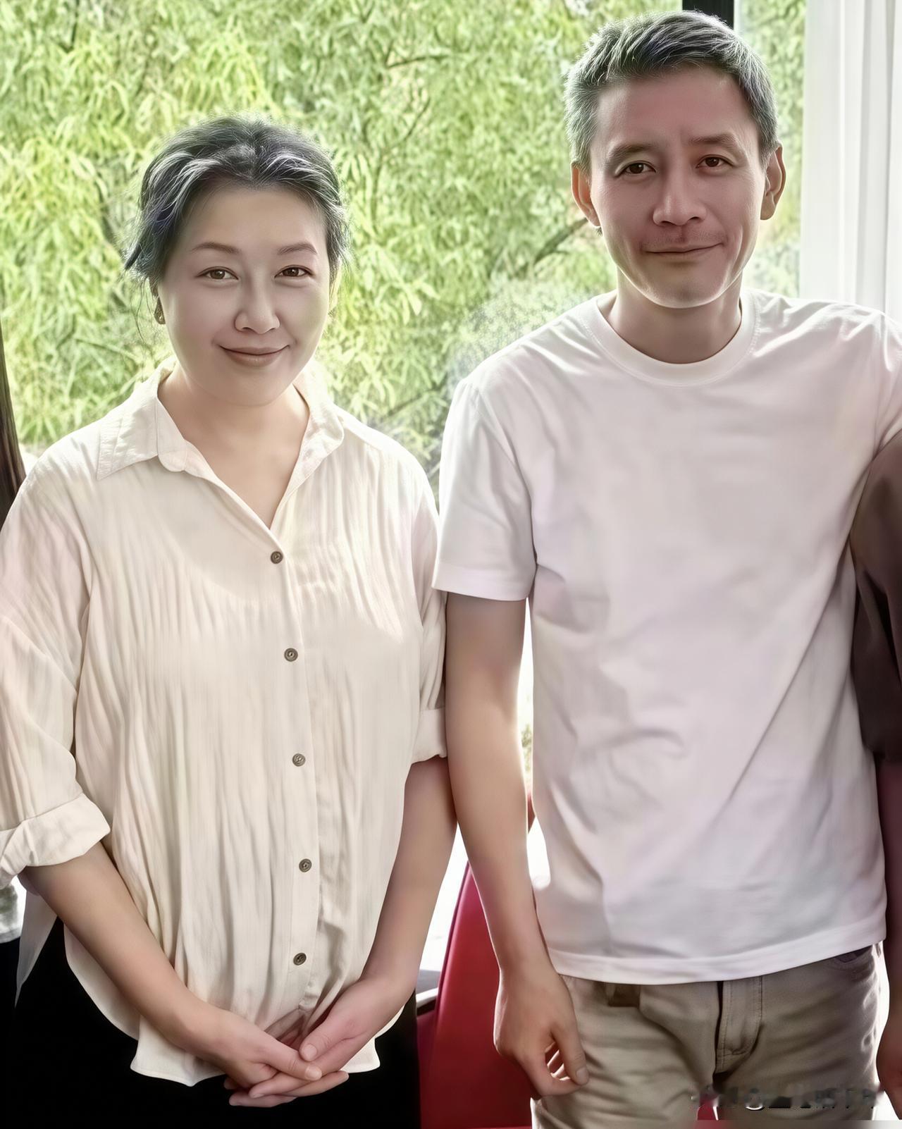 看江珊和丈夫同框的状态，才懂什么是最高级的松弛没有精修到失真的滤镜，没有硬凹