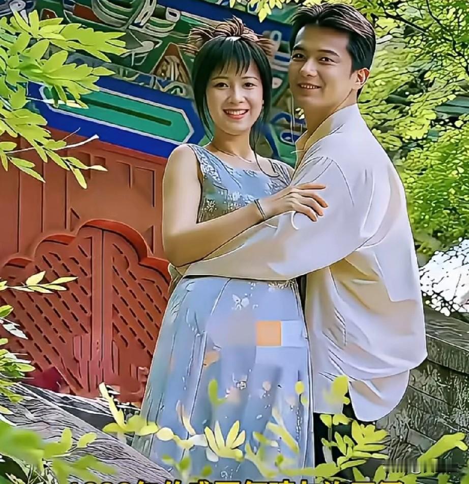 1998年的盛夏，何晴与许亚军相拥在古建旁的绿意间。她一袭浅蓝碎花裙，笑意清甜
