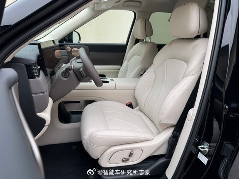 接上一条，智己LS8的六座版本实拍，我是觉得这个布局座椅空间也不大，后尾箱放倒三