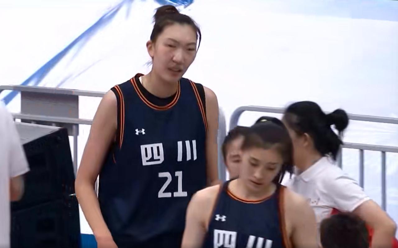 不甘心？CBA名记：四川女篮没有夺冠，有一些事情超出了比赛范畴，让投资人张远平感