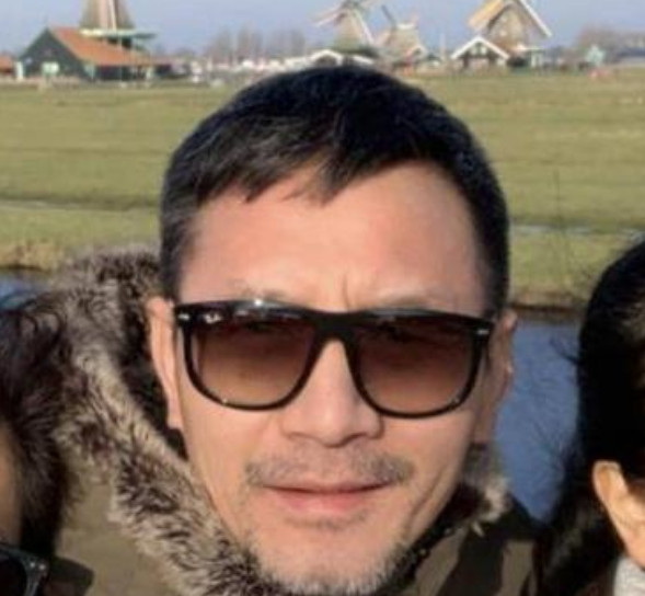 当年啊，30岁的靳东喜欢上了39岁的江珊。江珊委婉地拒绝他说：“小东呀，姐姐比你